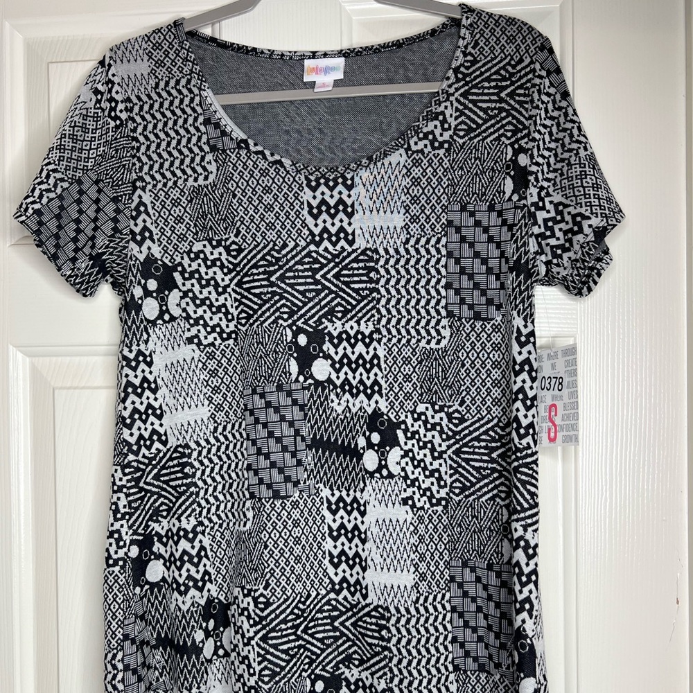 LuLaRoe Size Small Classic T